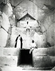 Entrée de la grande pyramide de Khéops, vers 1880